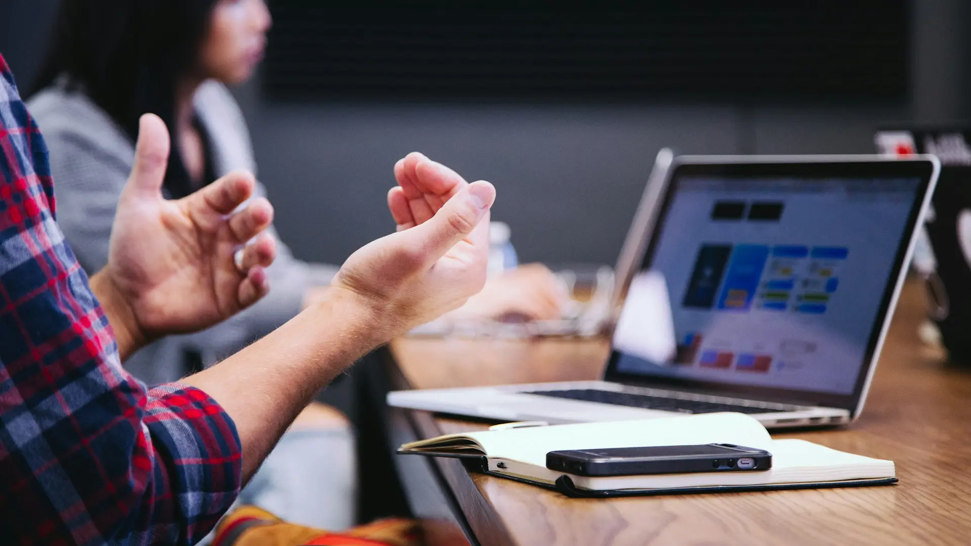 Teilnehmerinnen und Teilnehmer im Gespräch bei einem Workshop